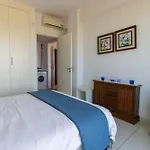 Apartment Seafront Stylish Apt,