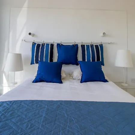 Seafront Stylish Apt, Apartment