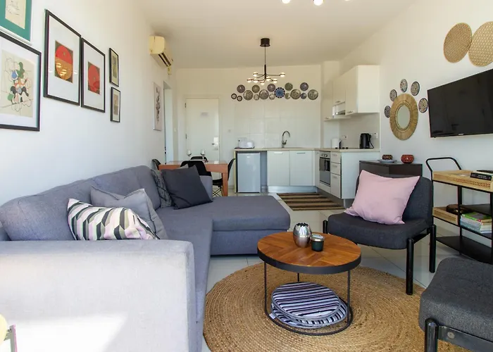 Seafront Stylish Apt, דירה *