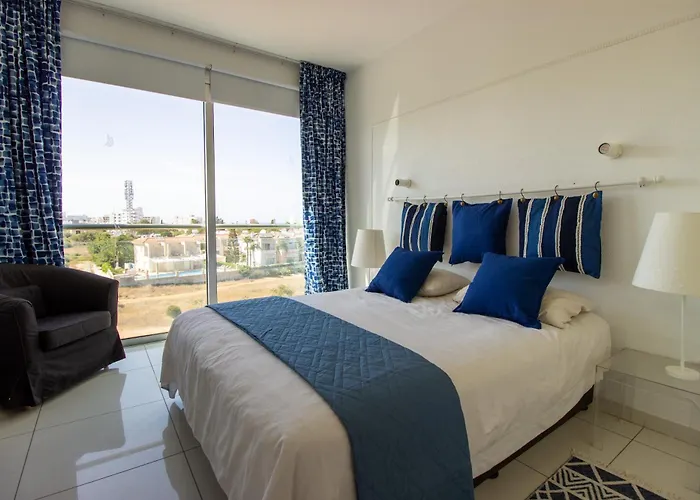 Seafront Stylish Apt, * פרוטאראס