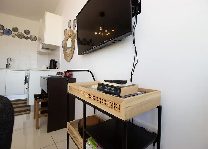 דירה Seafront Stylish Apt,