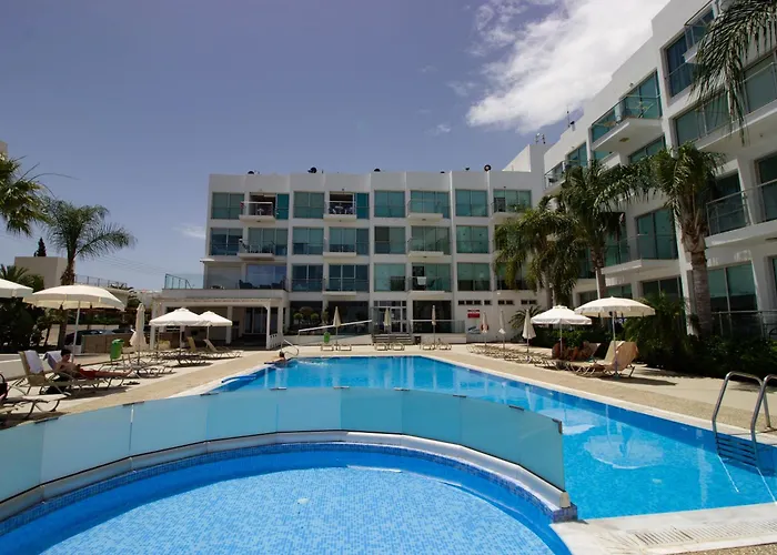 דירה Seafront Stylish Apt,