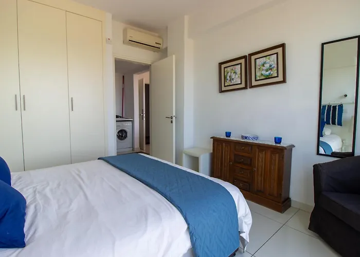 דירה Seafront Stylish Apt,