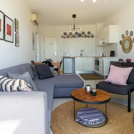 Seafront Stylish Apt, Apartament *